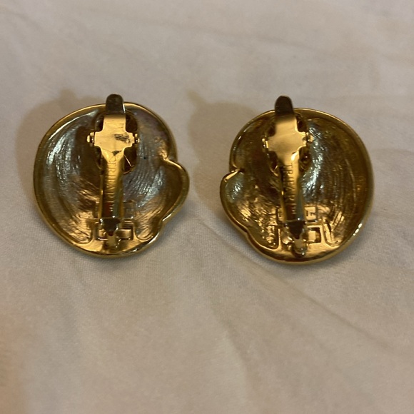 Vintage Trifari Gold Tone Faux Pearl Clip on. Earrings - Picture 4 of 6